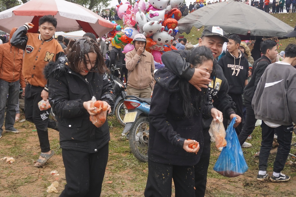 Cảnh Đánh nhau tưng bừng tại phiên chợ Chuộng độc nhất vô nhị ở xứ Thanh - Ảnh 11.