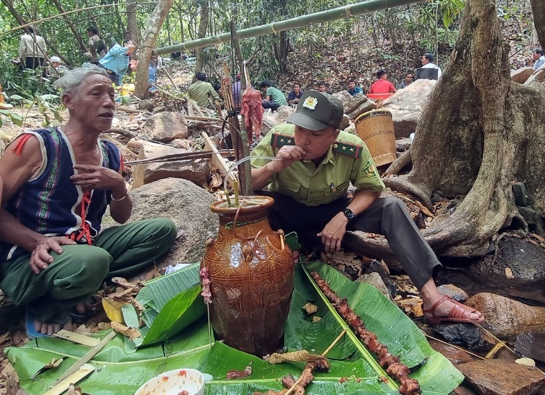 Đầu năm làm lễ cúng rừng - Ảnh 4.