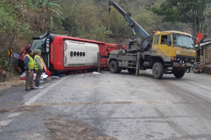 Liên tiếp lật xe khách khiến nhiều người thương vong - Ảnh 3.