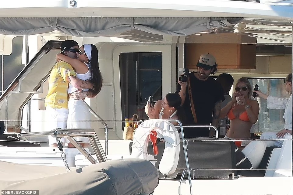 Selena Gomez cùng vợ chồng Brooklyn Beckham mở tiệc bikini - Ảnh 11.