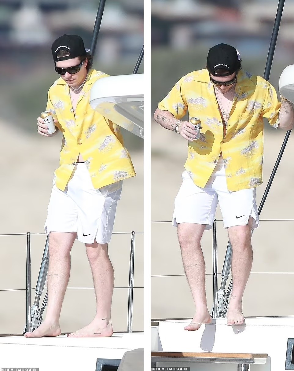 Selena Gomez cùng vợ chồng Brooklyn Beckham mở tiệc bikini - Ảnh 7.