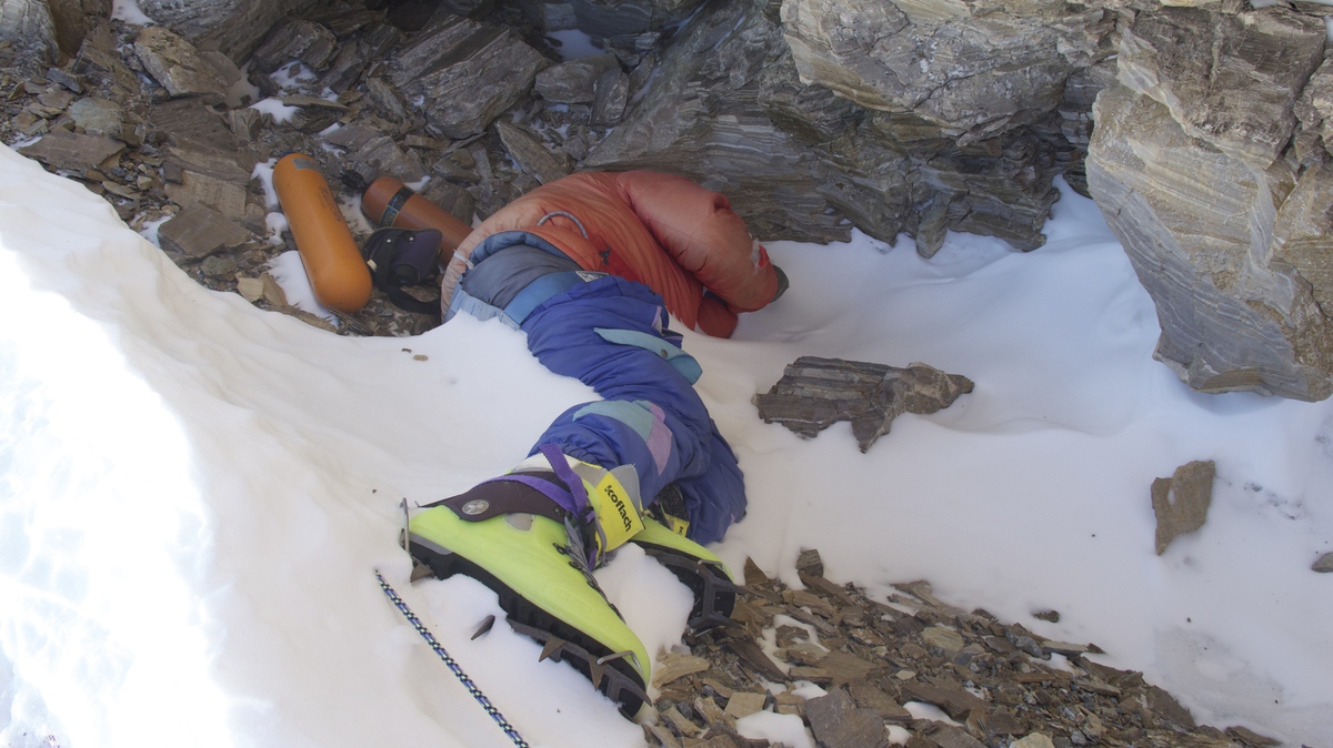 Những điều đáng sợ xảy ra với cơ thể con người tại 'vùng tử thần' của đỉnh Everest