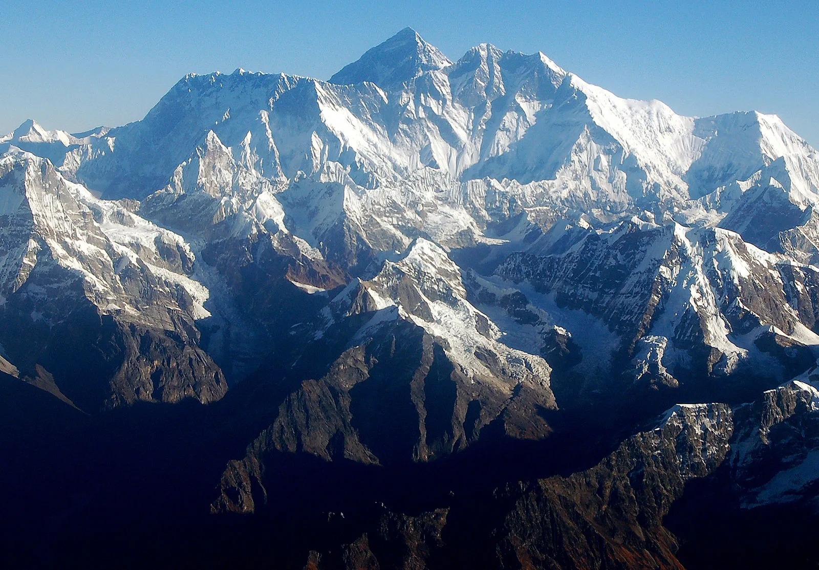 Những điều đáng sợ xảy ra với cơ thể con người tại 'vùng tử thần' của đỉnh Everest - Ảnh 2.
