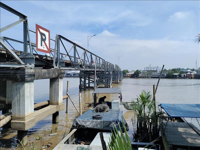 Khẩn trương tìm kiếm tài xế mất tích khi cứu bé trai ngã xuống sông - Ảnh 1. Khẩn trương tìm kiếm tài xế mất tích khi cứu bé trai ngã xuống sông - Ảnh 1.