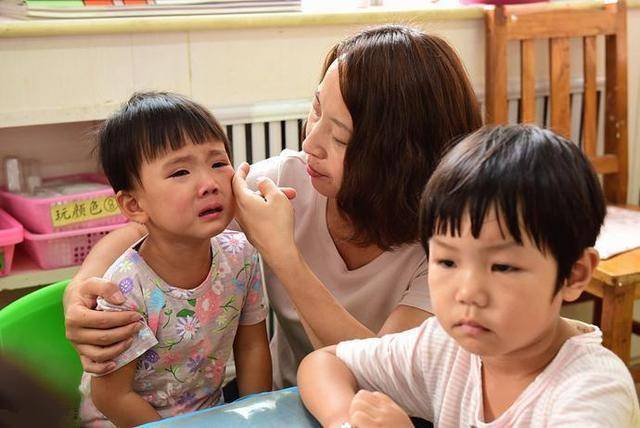 Con trai tạt thẳng lọ mực xuống dưới chung cư gây hậu quả nghiêm trọng, bố mẹ có HÀNH ĐỘNG tức khắc: Ai nghe cũng nể vài phần! - Ảnh 3. Con trai tạt thẳng lọ mực xuống dưới chung cư gây hậu quả nghiêm trọng, bố mẹ có HÀNH ĐỘNG tức khắc: Ai nghe cũng nể vài phần! - Ảnh 3.