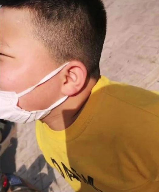 Con trai nghịch ngợm đổ lọ mực vào quần áo của nhà hàng xóm, mẹ có cách xử lý quá hay - Ảnh 1. Con trai nghịch ngợm đổ lọ mực vào quần áo của nhà hàng xóm, mẹ có cách xử lý quá hay - Ảnh 1.