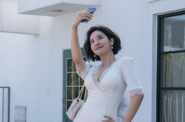 Nữ diễn vi&ecirc;n bị &eacute;p mặc v&aacute;y hở - Ảnh 2.