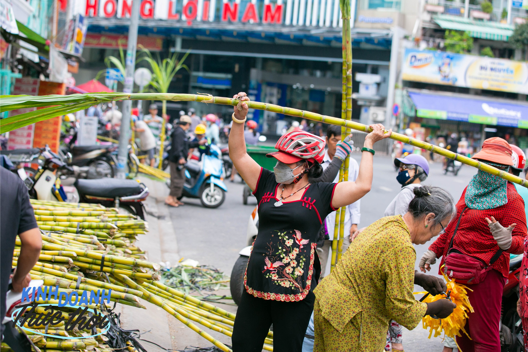Kiếm hàng chục triệu chưa đầy 24 giờ nhờ phong tục mua mía vàng cúng vía Trời ở Sài Gòn - Ảnh 14.
