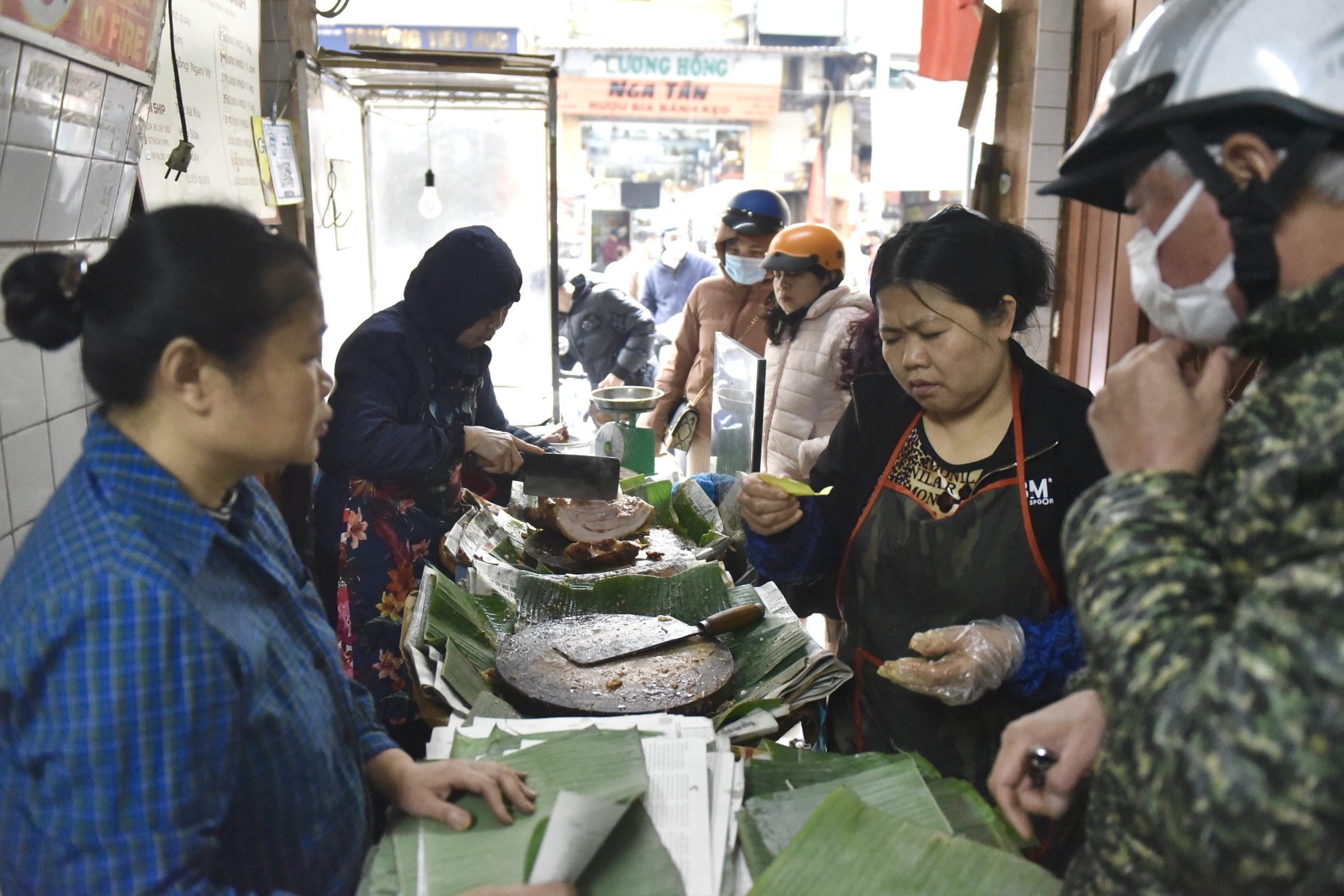 Xếp hàng dài giữa trưa mua heo quay ngày vía Thần Tài tại Hà Nội - Ảnh 4.