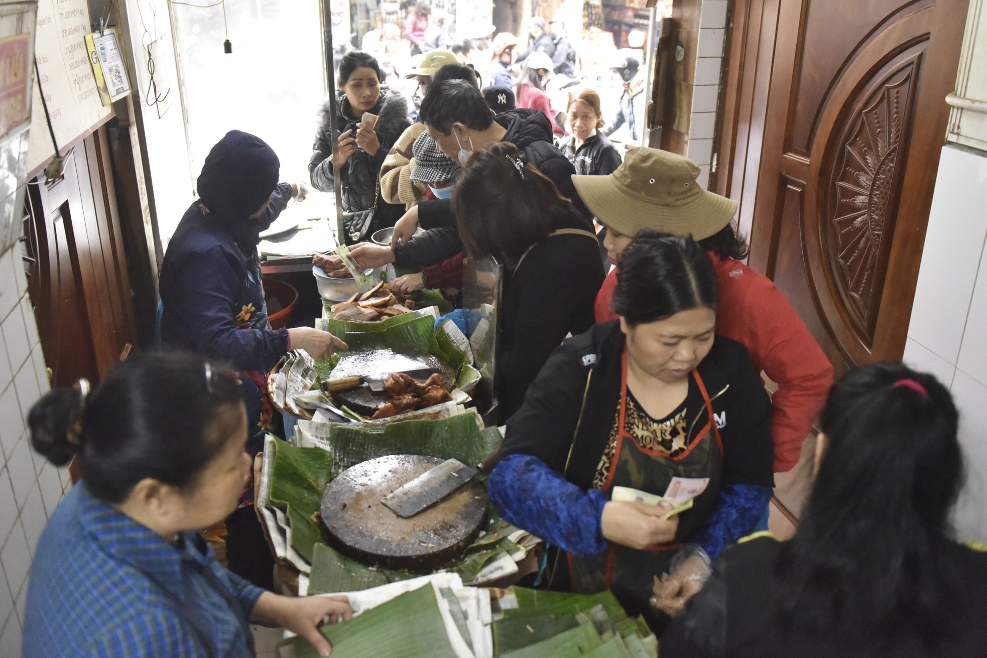 Xếp hàng dài giữa trưa mua heo quay ngày vía Thần Tài tại Hà Nội - Ảnh 3.