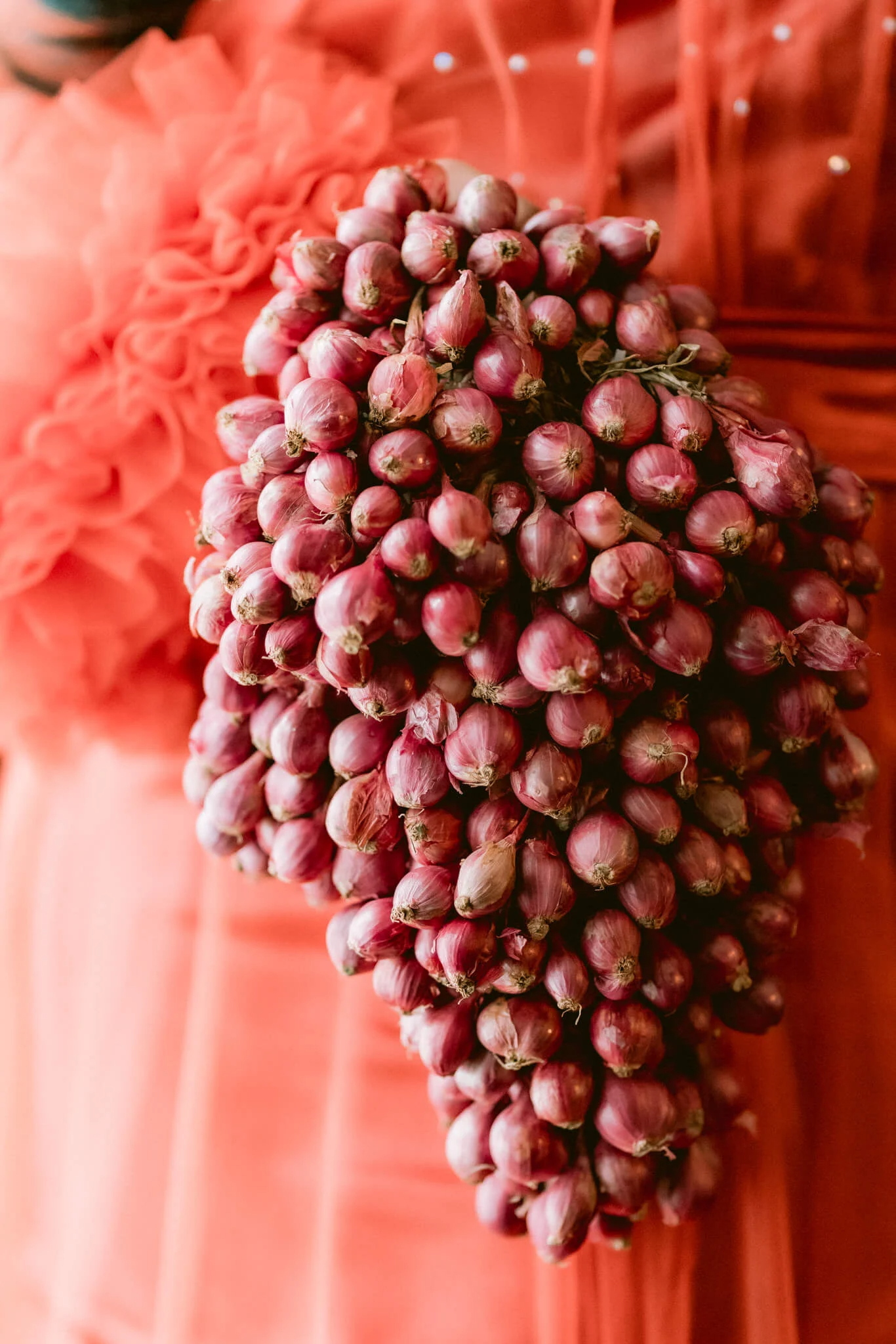 Độc lạ bó hoa cưới làm từ củ hành khô của cô dâu Philippines - Ảnh 2.
