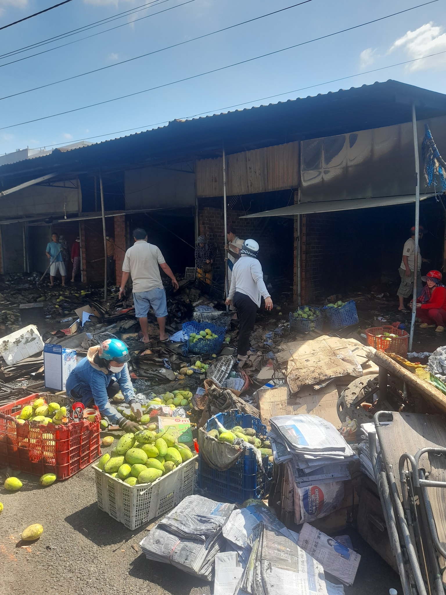 Cháy dữ dội 8 ki-ốt sau chợ Long Khánh - Ảnh 2.