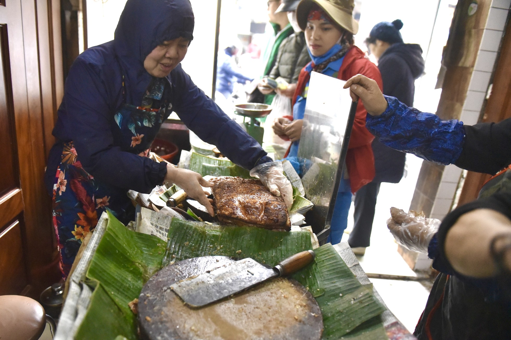 Xếp hàng dài giữa trưa mua heo quay ngày vía Thần Tài tại Hà Nội - Ảnh 7.