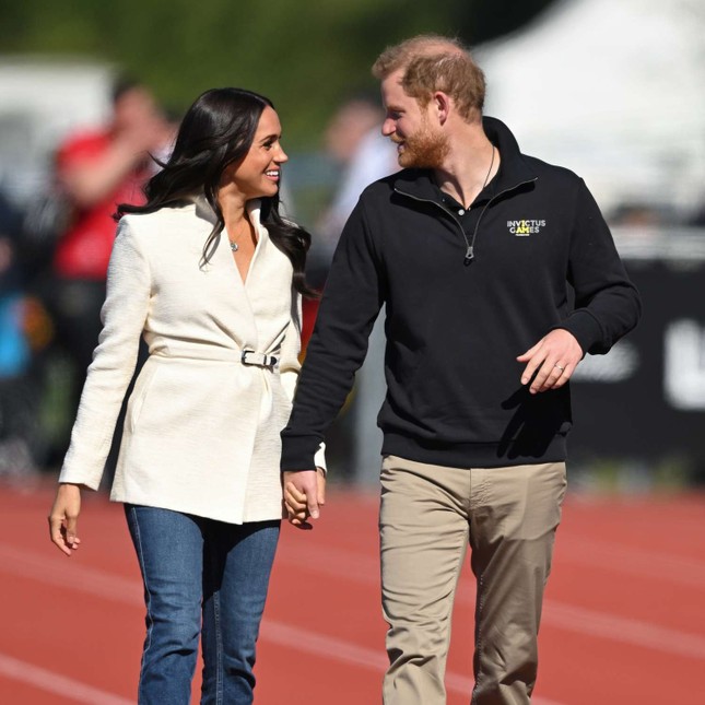 Y&ecirc;u s&aacute;ch của Meghan Markle khi y&ecirc;u Harry - Ảnh 1.