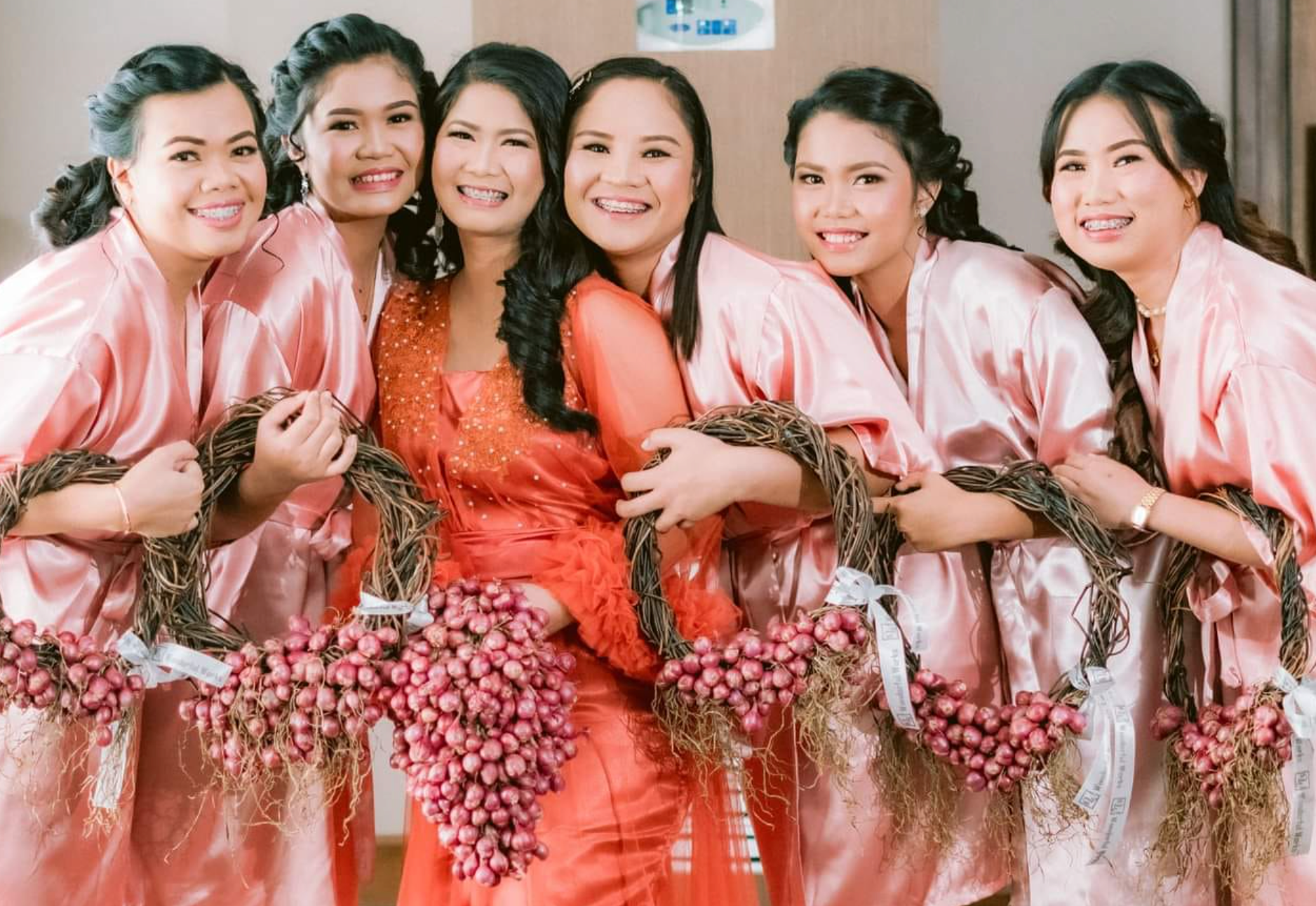 Độc lạ bó hoa cưới làm từ củ hành khô của cô dâu Philippines - Ảnh 3.
