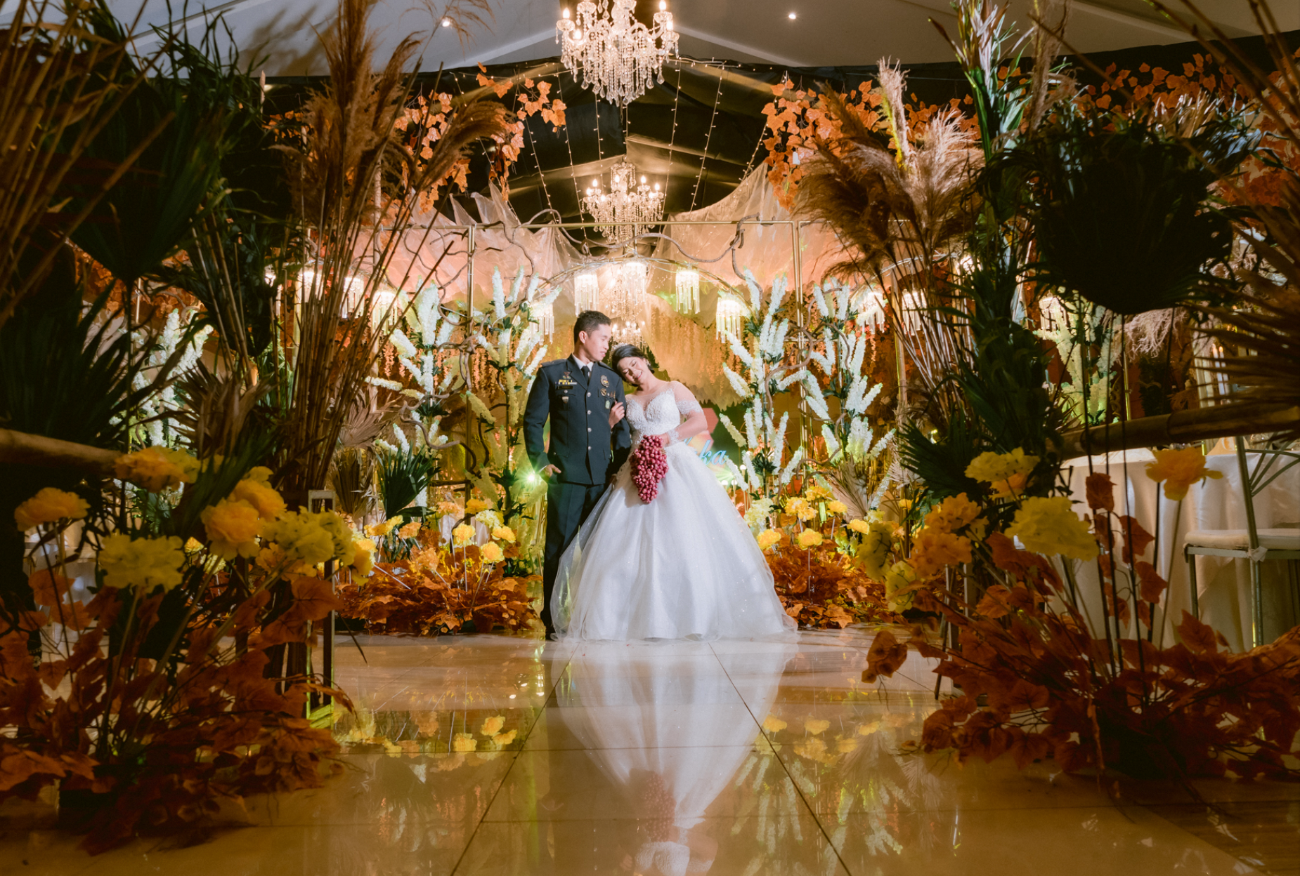 Độc lạ bó hoa cưới làm từ củ hành khô của cô dâu Philippines - Ảnh 1.