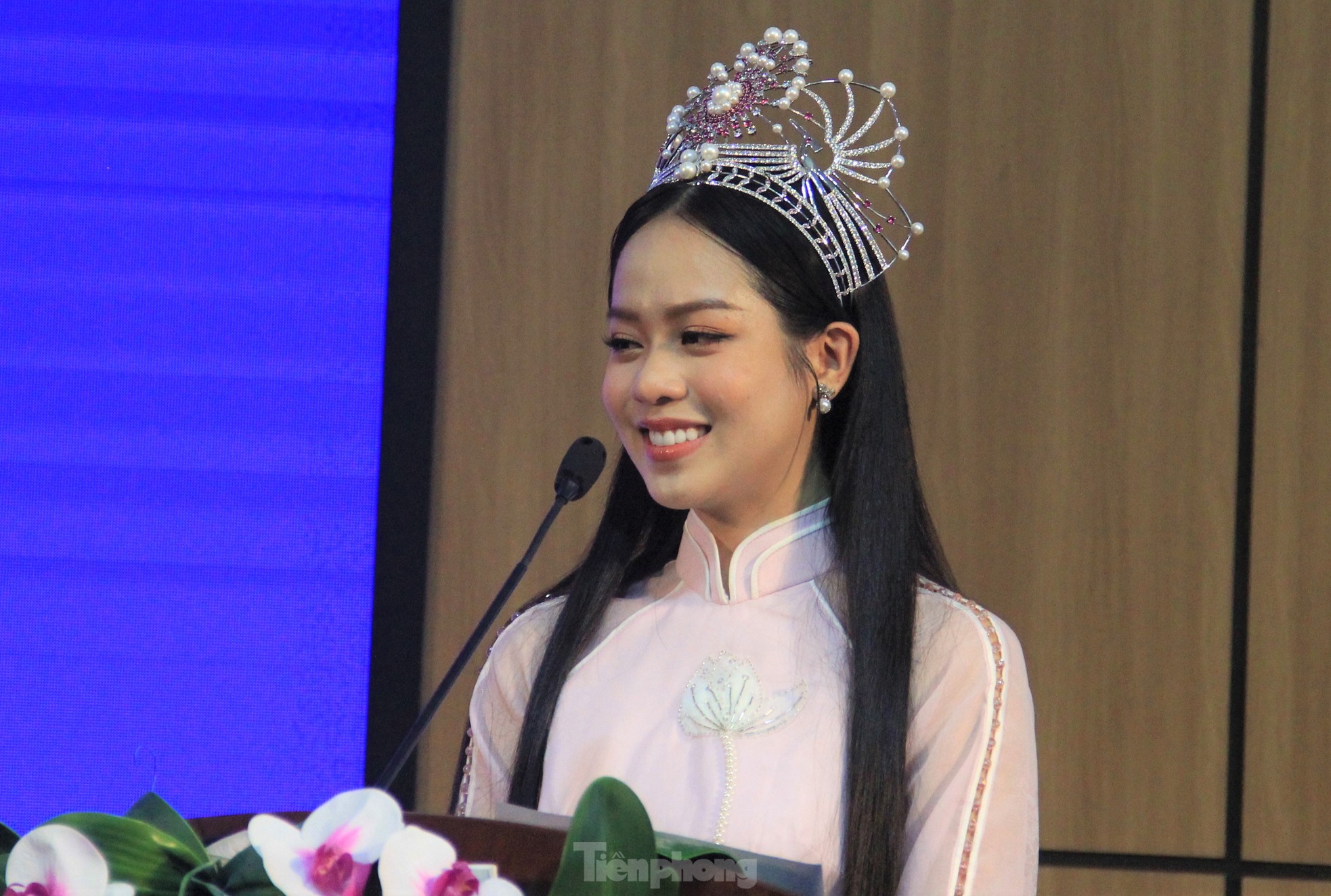Bạn bè vây quanh khi Hoa hậu Huỳnh Thị Thanh Thủy trở về trường - Ảnh 10.