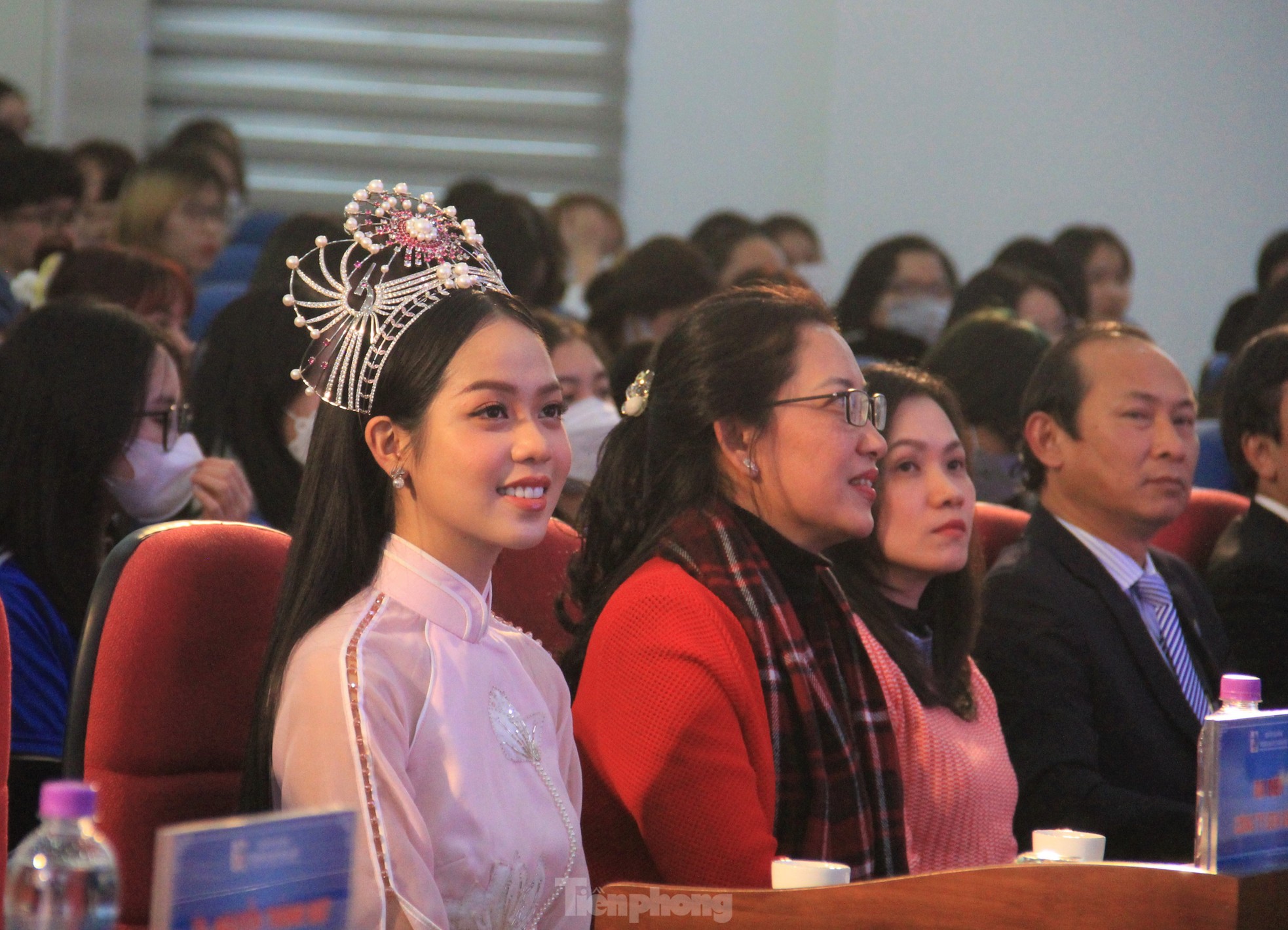 Bạn bè vây quanh khi Hoa hậu Huỳnh Thị Thanh Thủy trở về trường - Ảnh 1.