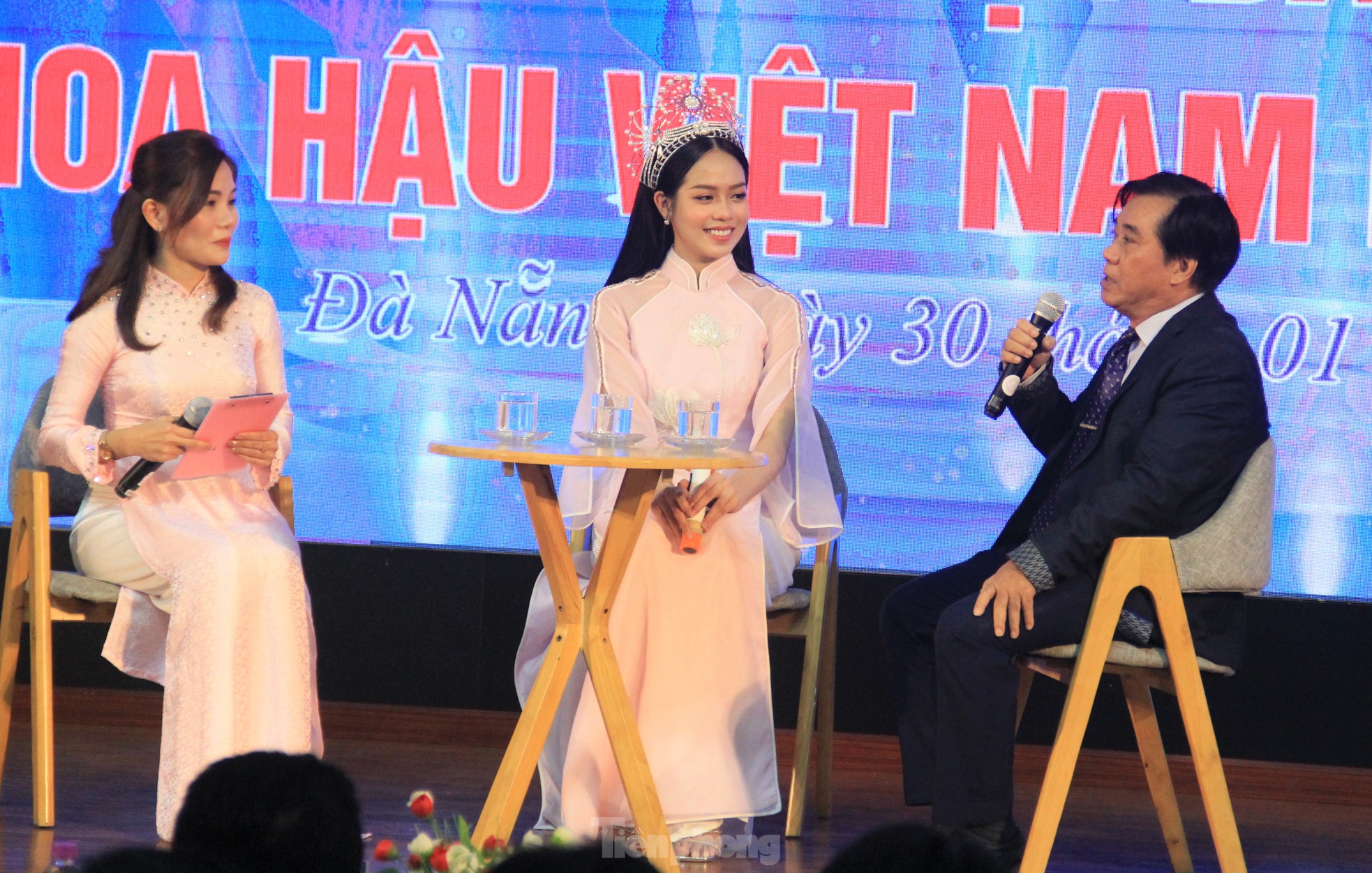Bạn bè vây quanh khi Hoa hậu Huỳnh Thị Thanh Thủy trở về trường - Ảnh 6.