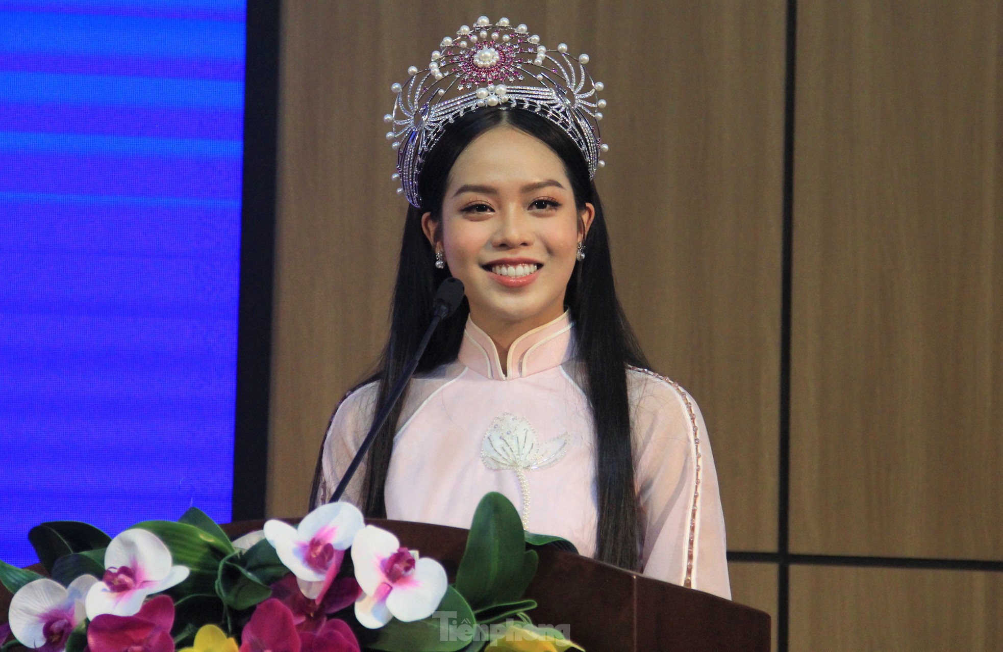Bạn bè vây quanh khi Hoa hậu Huỳnh Thị Thanh Thủy trở về trường - Ảnh 4.