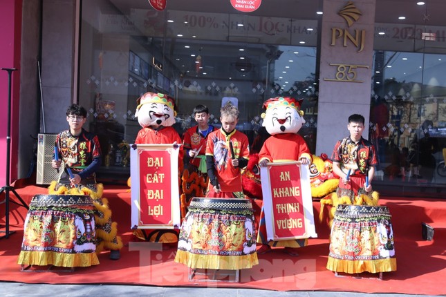 Số người dân đi mua vàng ở Nghệ An tăng gấp 10 lần - Ảnh 9.