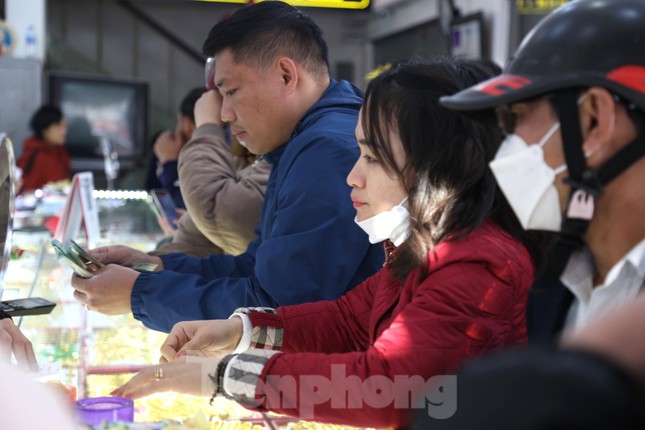 Số người dân đi mua vàng ở Nghệ An tăng gấp 10 lần - Ảnh 5.
