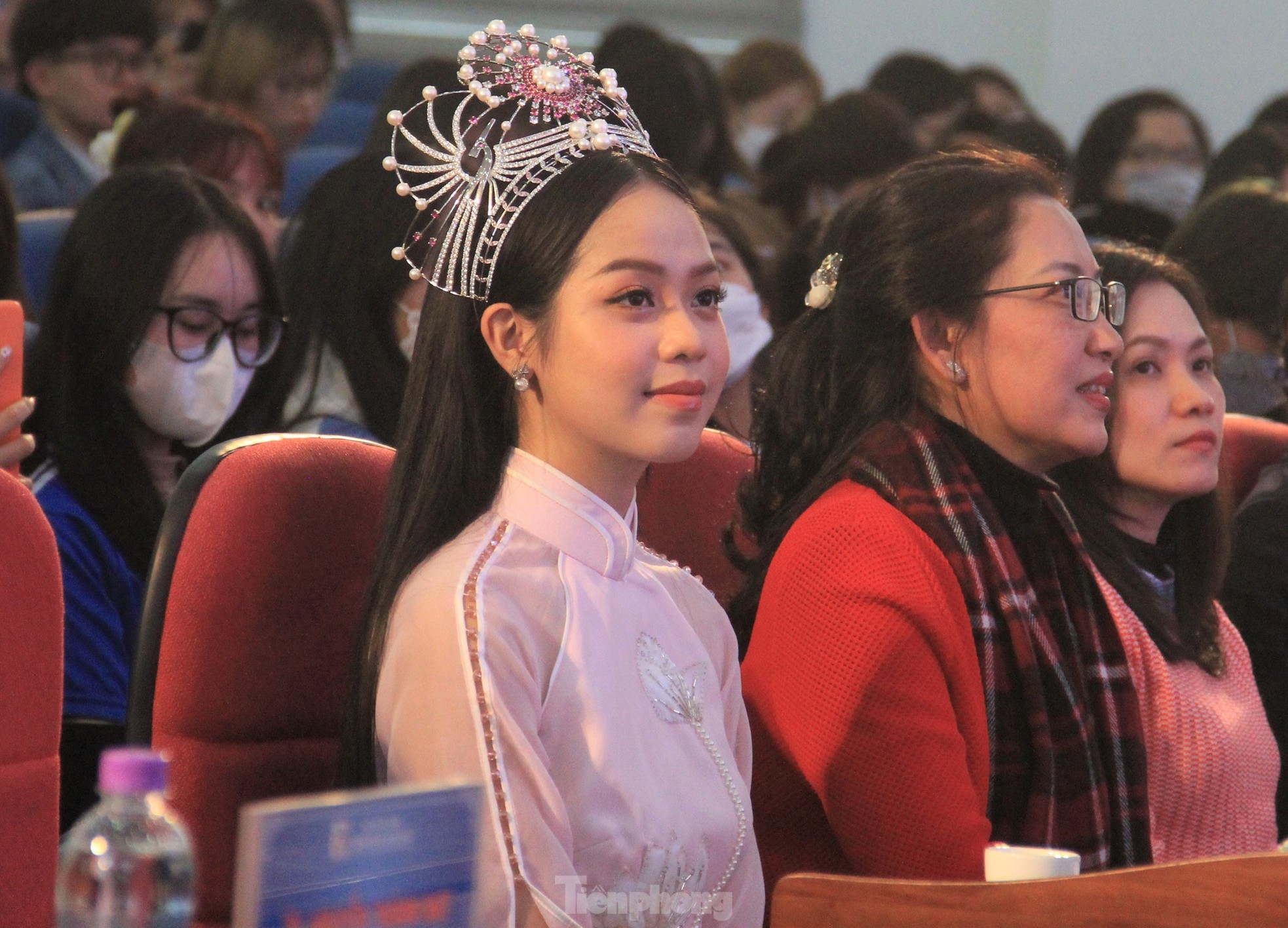Bạn bè vây quanh khi Hoa hậu Huỳnh Thị Thanh Thủy trở về trường - Ảnh 8.