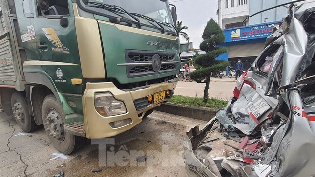 Tai nạn giao thông liên hoàn ở Quảng Ngãi, nhiều ô tô biến dạng - Ảnh 2.