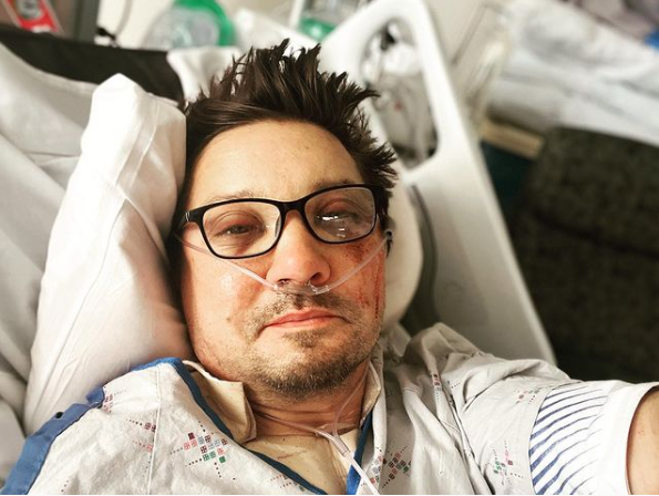 Sao Marvel Jeremy Renner lên tiếng lần đầu tiên kể từ sau tai nạn xe xúc tuyết cán qua người - Ảnh 1. Sao Marvel Jeremy Renner lên tiếng lần đầu tiên kể từ sau tai nạn xe xúc tuyết cán qua người - Ảnh 1.