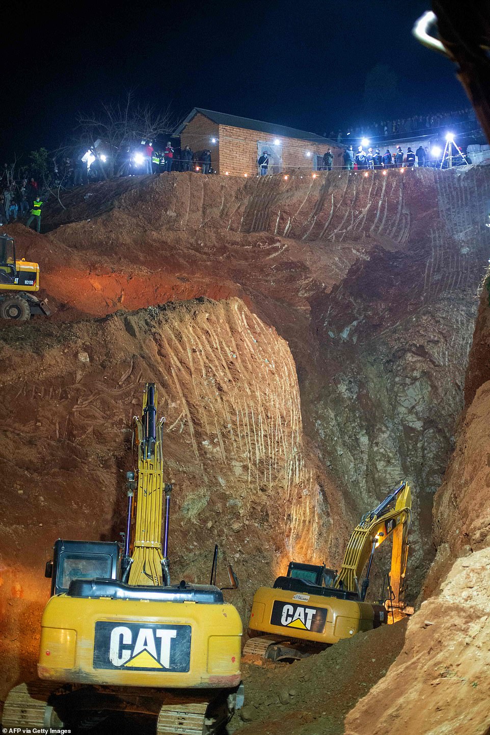 Cậu bé Ma-rốc mắc kẹt trong giếng khô 30 mét suốt 3 ngày đêm: Câu chuyện giải cứu nghẹt thở chấn động cả đất nước - Ảnh 5.