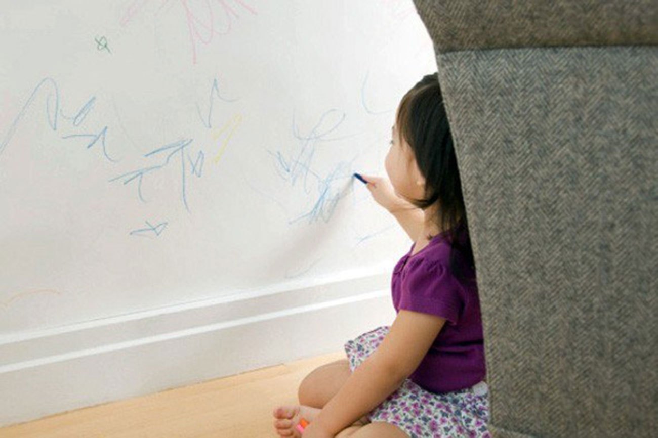 Ребенок изрисовал. Ребенок изрисовал стену. Ребенок рисует на стене. Ребенок разрисовал обои. Ребенок у стены.