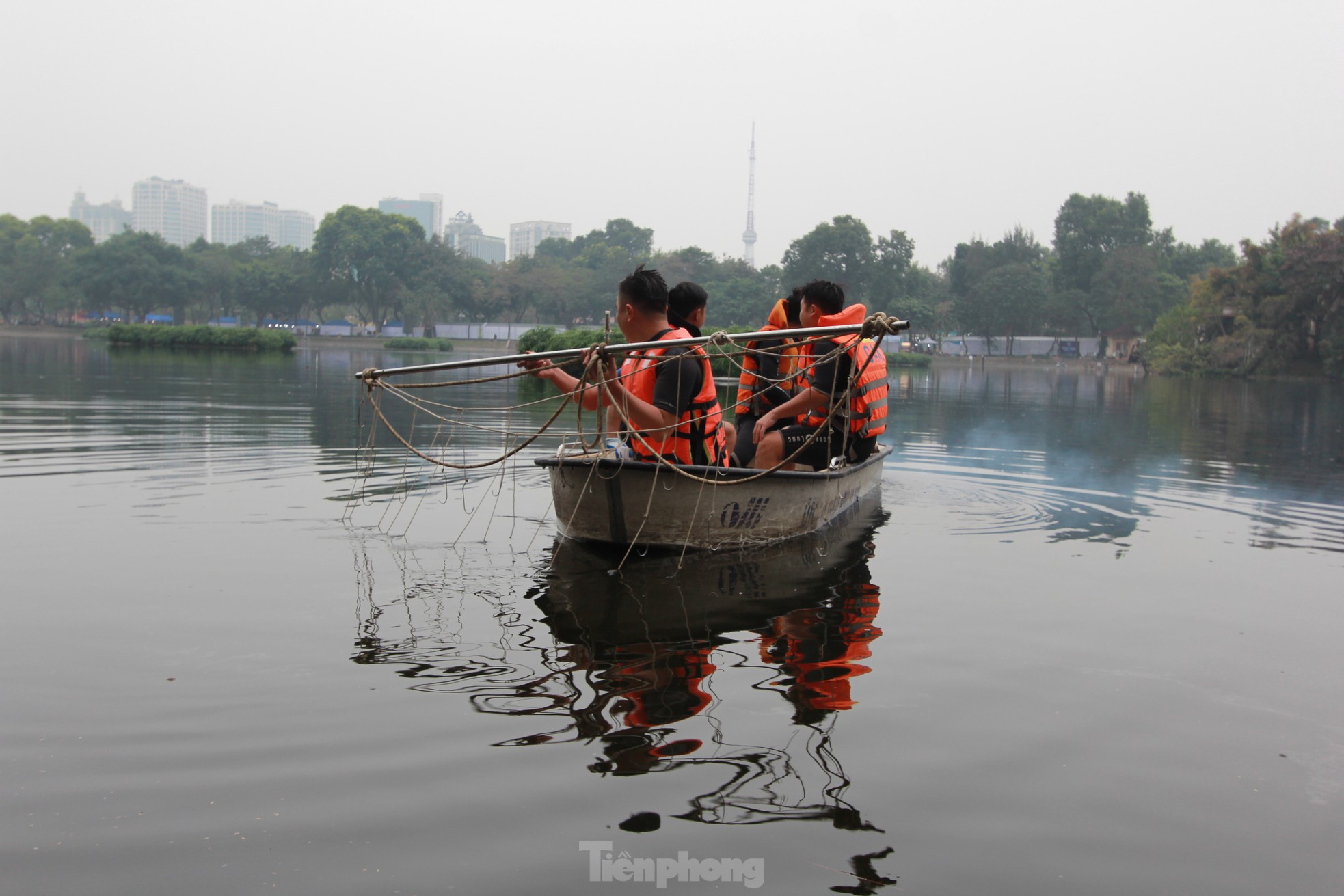 Lặn hồ Thiền Quang giữa trời đông rét mướt để tìm nam thanh niên mất tích - Ảnh 12.