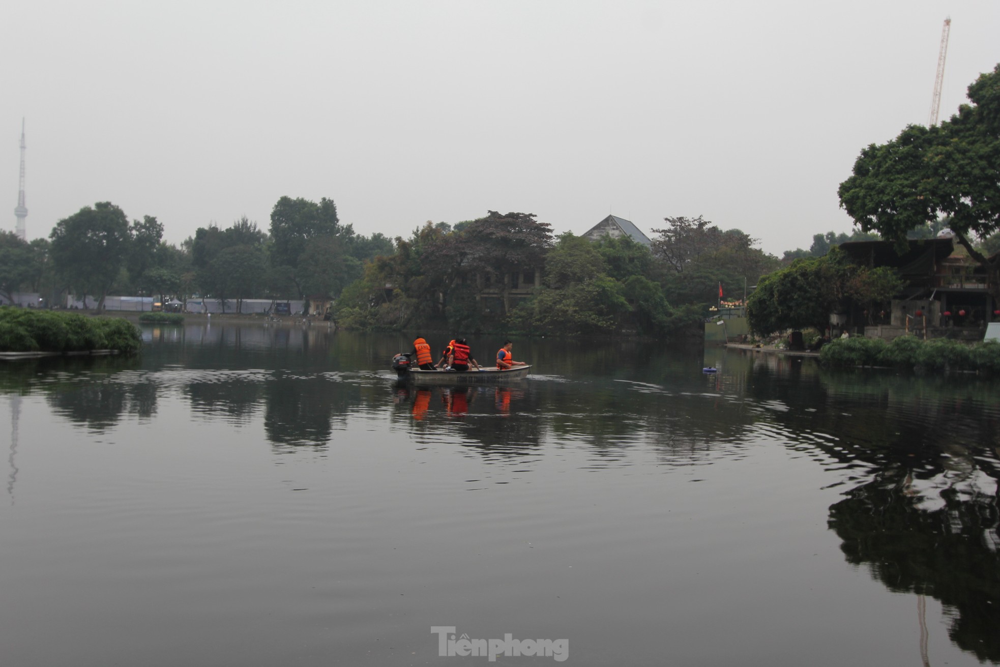 Lặn hồ Thiền Quang giữa trời đông rét mướt để tìm nam thanh niên mất tích - Ảnh 13.