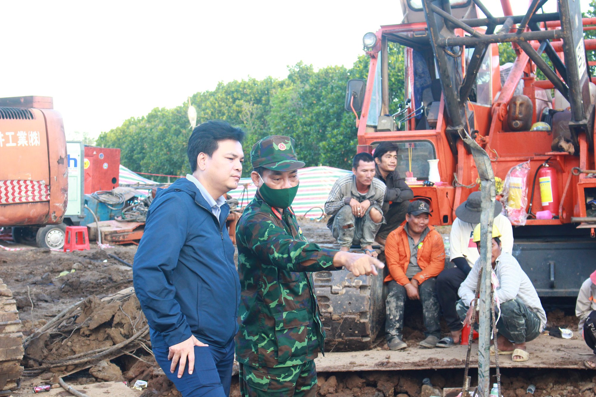 CHÙM ẢNH: Ngày thứ 5 nỗ lực cứu bé trai lọt vào trụ bê-tông sâu 35m - Ảnh 13.