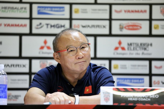 HLV Park Hang-seo phản đối Indonesia đổi giờ đá trận bán kết, rời nhanh khỏi họp báo tại Jakarta - Ảnh 1.
