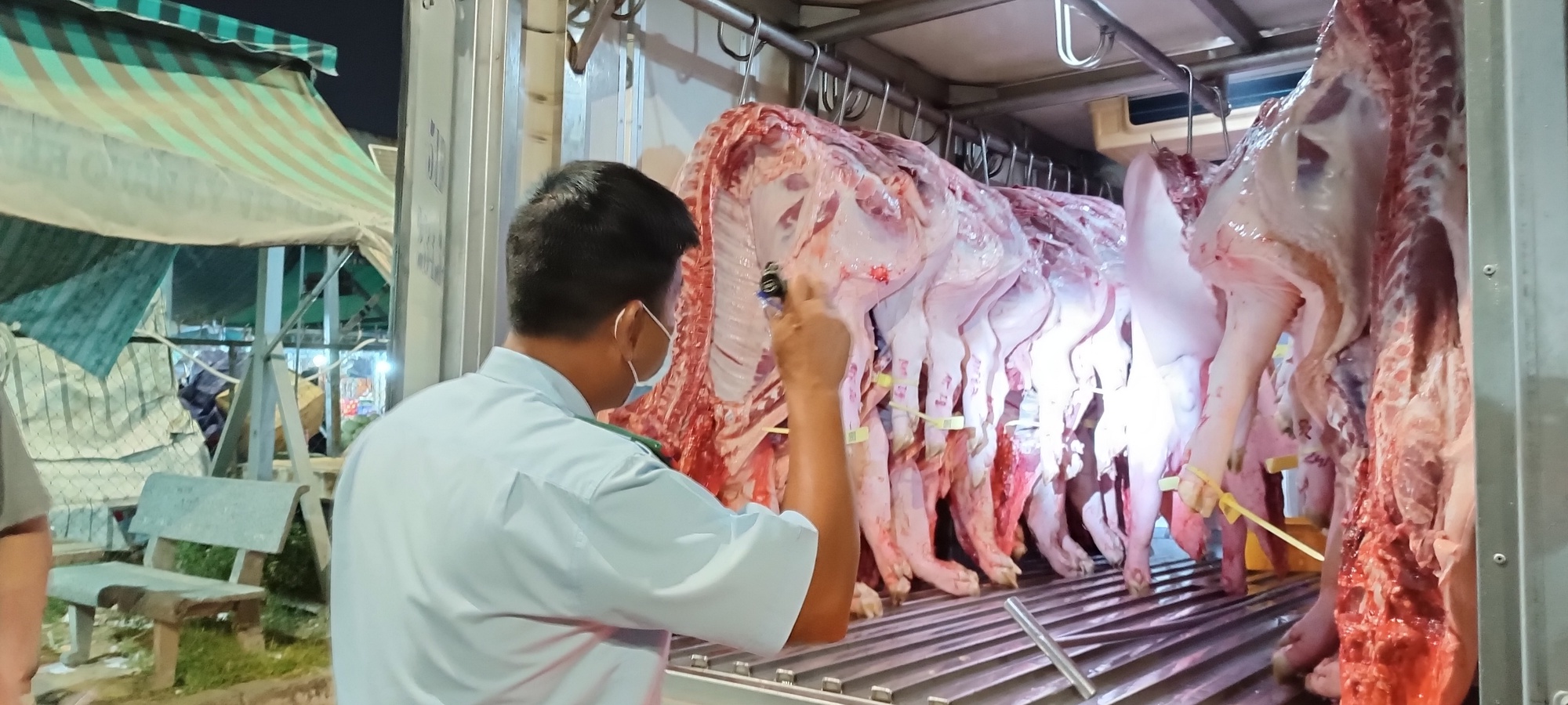 Gi&aacute; thịt heo Tết ổn định đến bất ngờ - Ảnh 1.