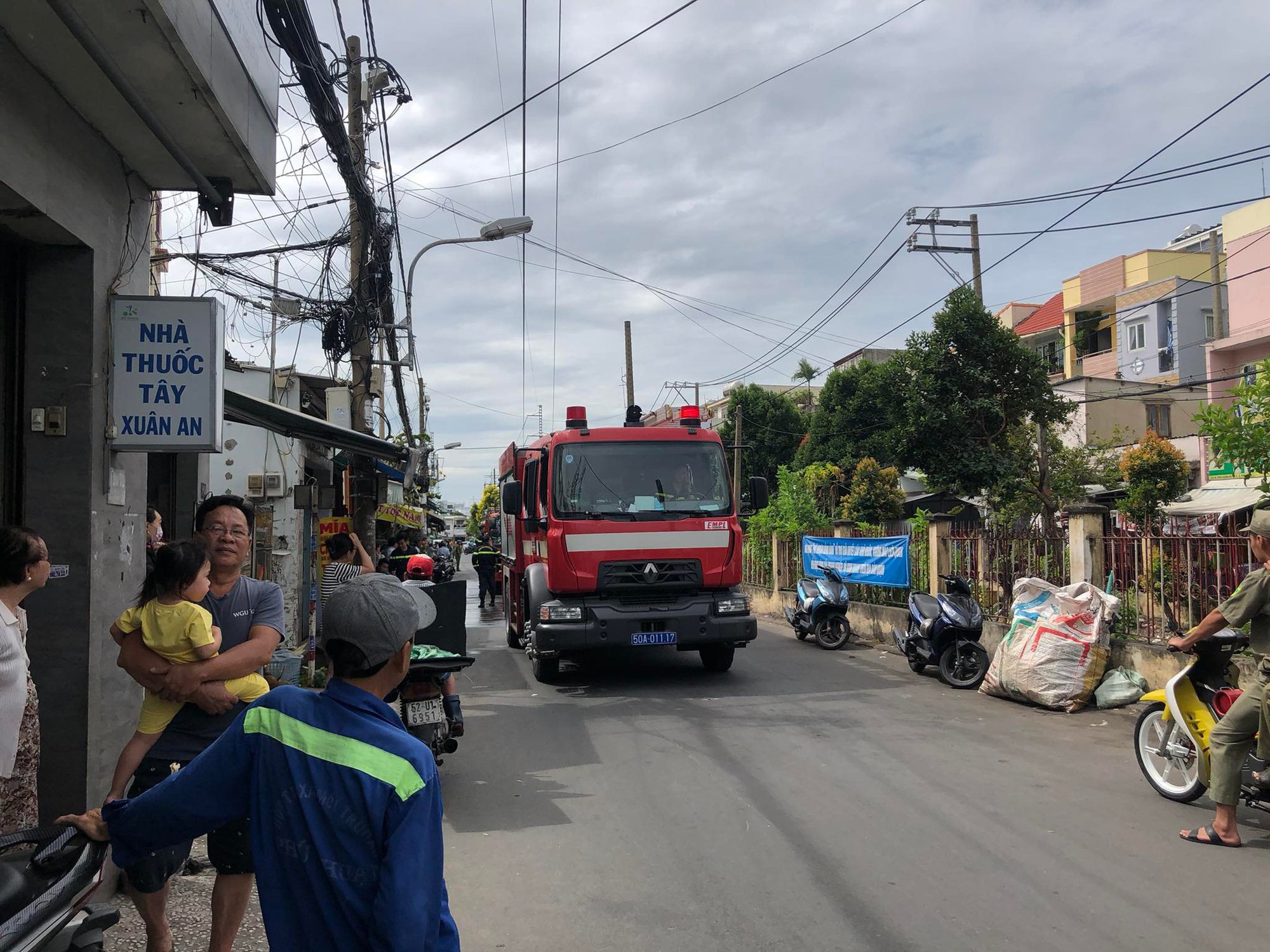 Cháy nhà trong hẻm sâu ở quận Phú Nhuận, 1 phụ nữ được đưa ra ngoài - Ảnh 2.