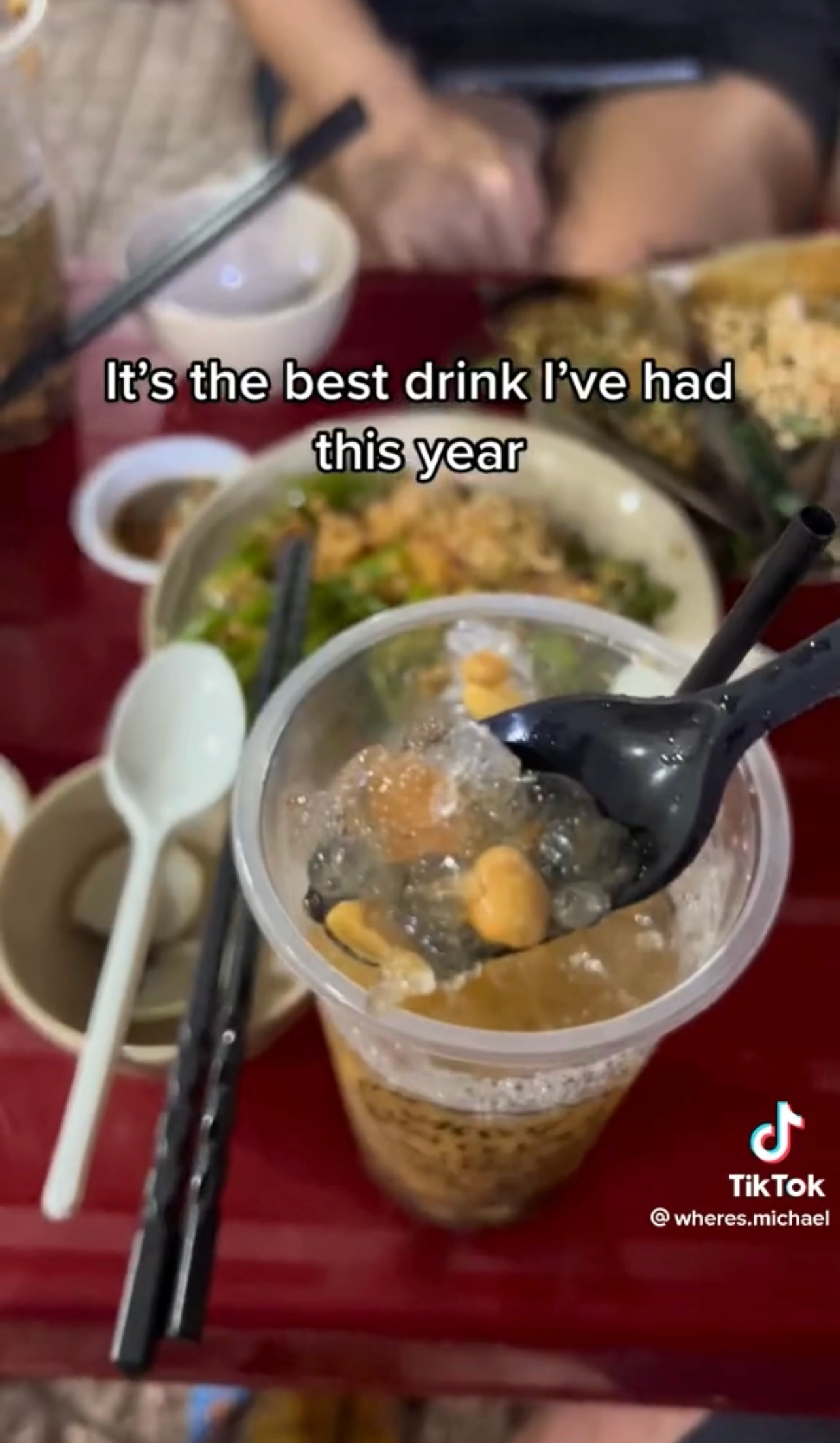 Món nước chua ngọt được làm ngay tại vỉa hè Việt Nam khiến du khách nước ngoài mê mẩn xin tên gọi - Ảnh 6.