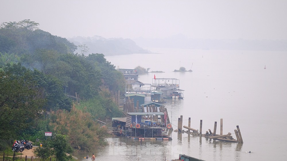 Sương mù dày đặc bao trùm Hà Nội - Ảnh 6. Sương mù dày đặc bao trùm Hà Nội - Ảnh 6.