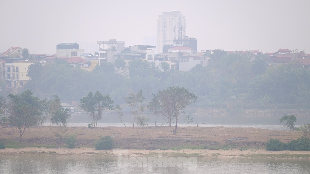 Sương mù dày đặc bao trùm Hà Nội - Ảnh 8.