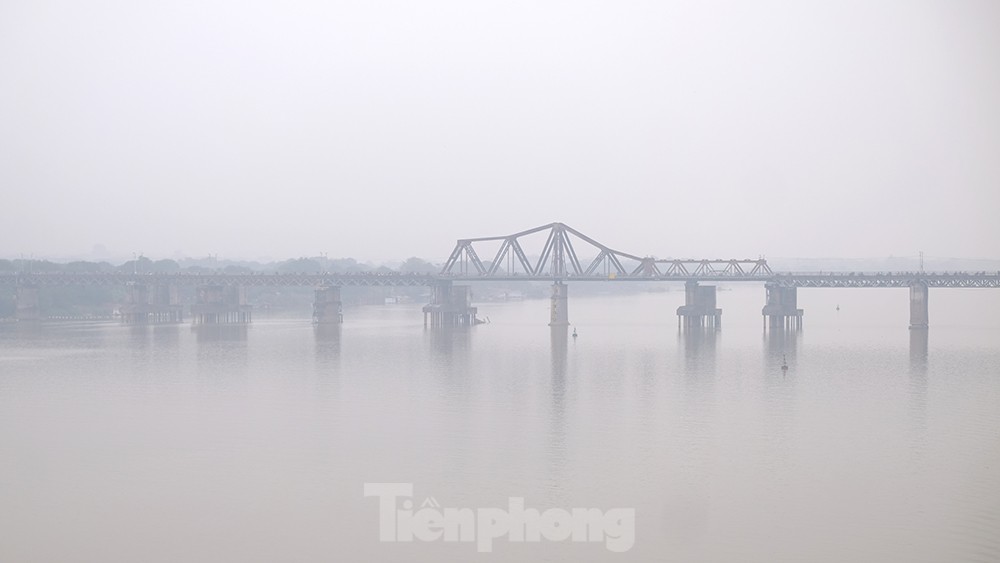 Sương mù dày đặc bao trùm Hà Nội - Ảnh 9.