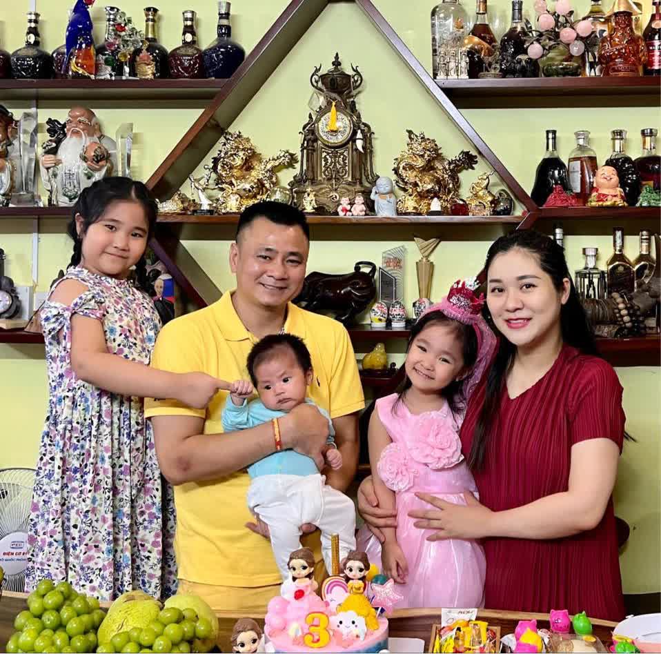 Con gái viết "tâm thư" mong bố về nhà sớm hơn, NSND Tự Long có lời đáp khiến ai cũng ấm lòng - Ảnh 1. Con gái viết "tâm thư" mong bố về nhà sớm hơn, NSND Tự Long có lời đáp khiến ai cũng ấm lòng