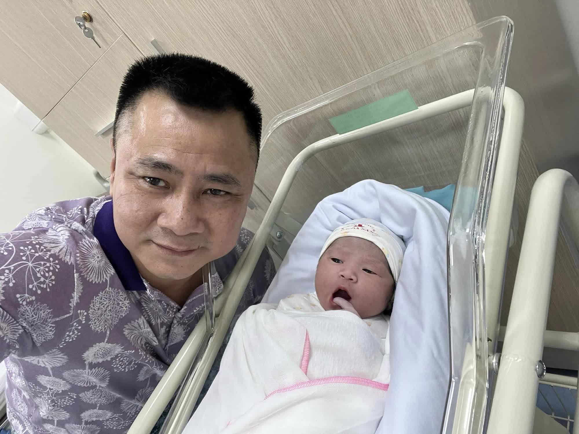 Con gái viết "tâm thư" mong bố về nhà sớm hơn, NSND Tự Long có lời đáp khiến ai cũng ấm lòng - Ảnh 4. Con gái viết "tâm thư" mong bố về nhà sớm hơn, NSND Tự Long có lời đáp khiến ai cũng ấm lòng - Ảnh 4.