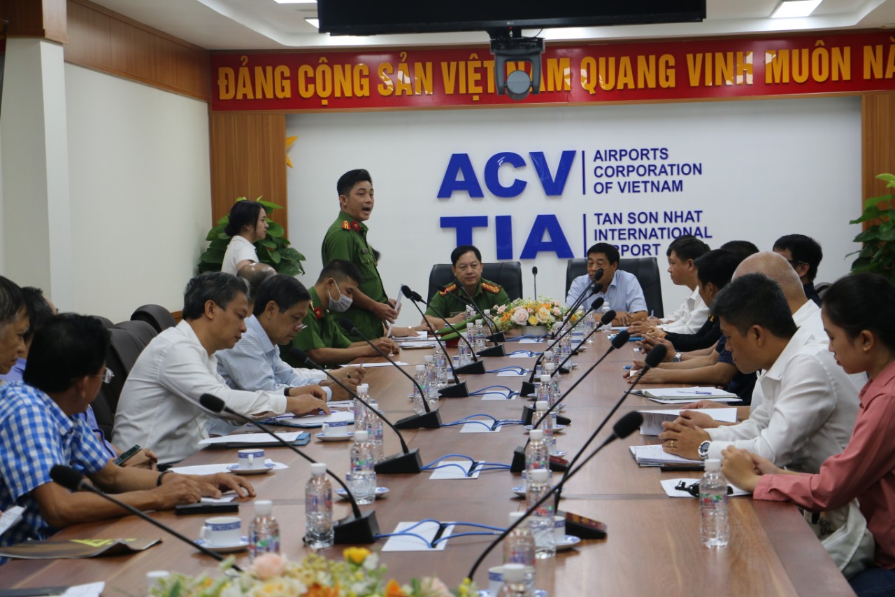 Công an TP.HCM kiểm tra PCCC tại Cảng hàng không quốc tế Tân Sơn Nhất trước Tết Nguyên đán Quý Mão 2023 - Ảnh 1.