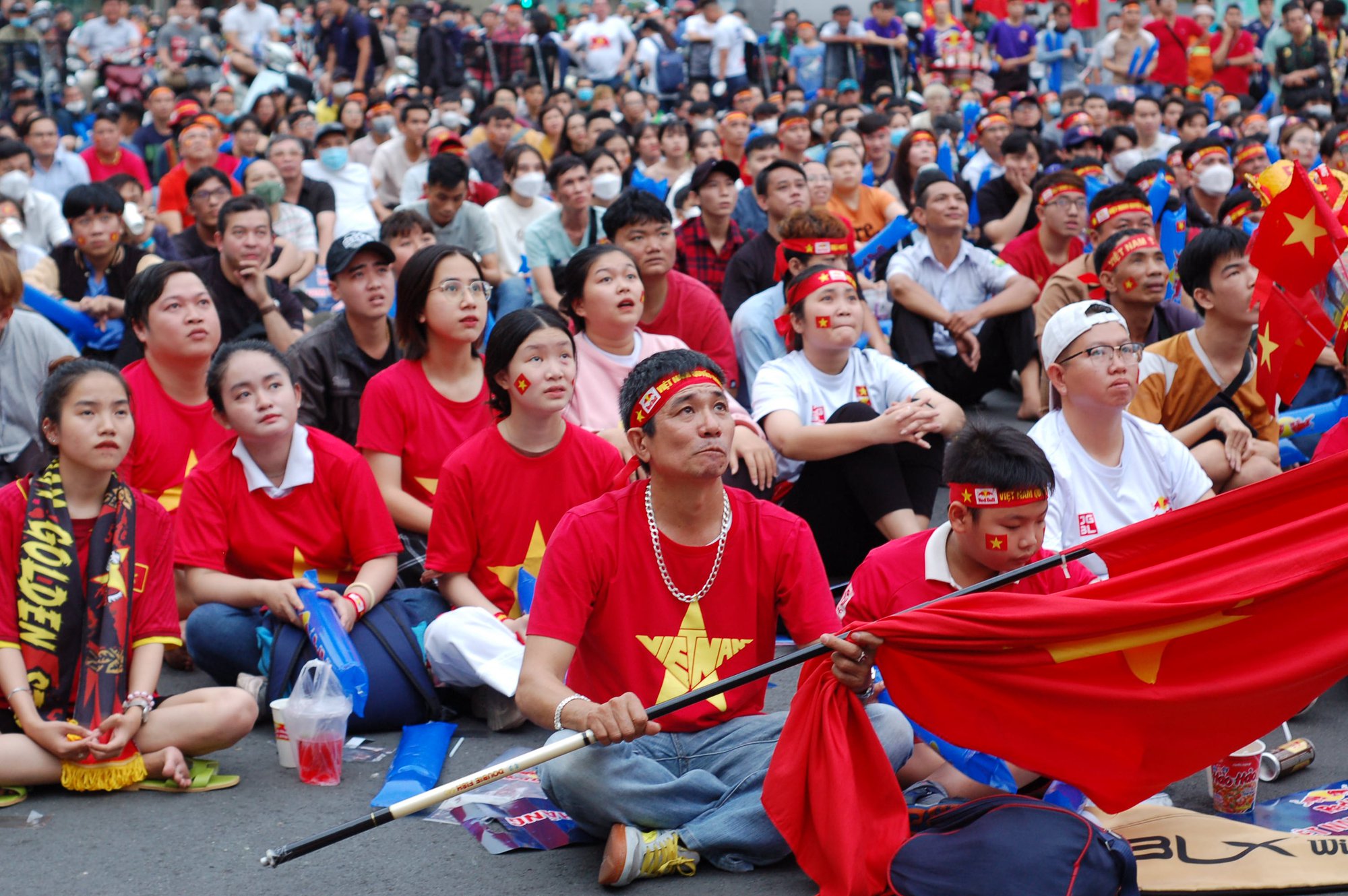 Hàng nghìn người Sài Gòn tập trung cổ vũ đội tuyển Việt Nam, người nước ngoài thích thú chụp ảnh  - Ảnh 4.