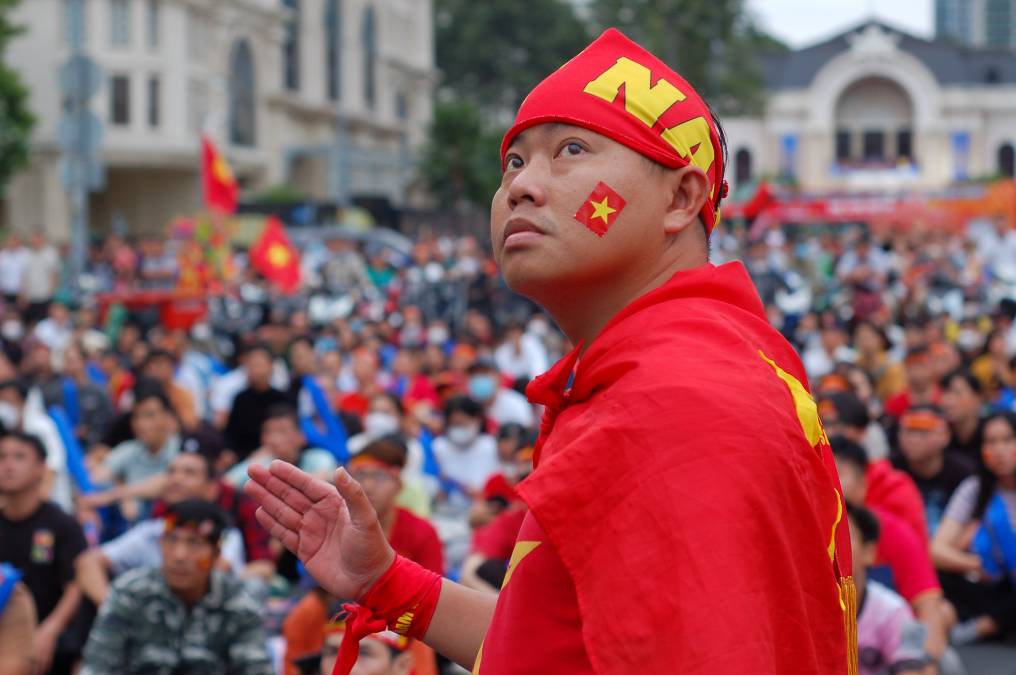 Hàng nghìn người Sài Gòn tập trung cổ vũ đội tuyển Việt Nam, người nước ngoài thích thú chụp ảnh  - Ảnh 2.