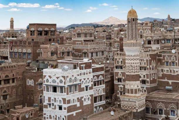 Những ngôi nhà chọc trời bằng bùn đất ở Yemen: Không dùng giàn giáo để xây dựng, phải liên tục được bảo trì vì bị thiên nhiên “tác động” - Ảnh 1.