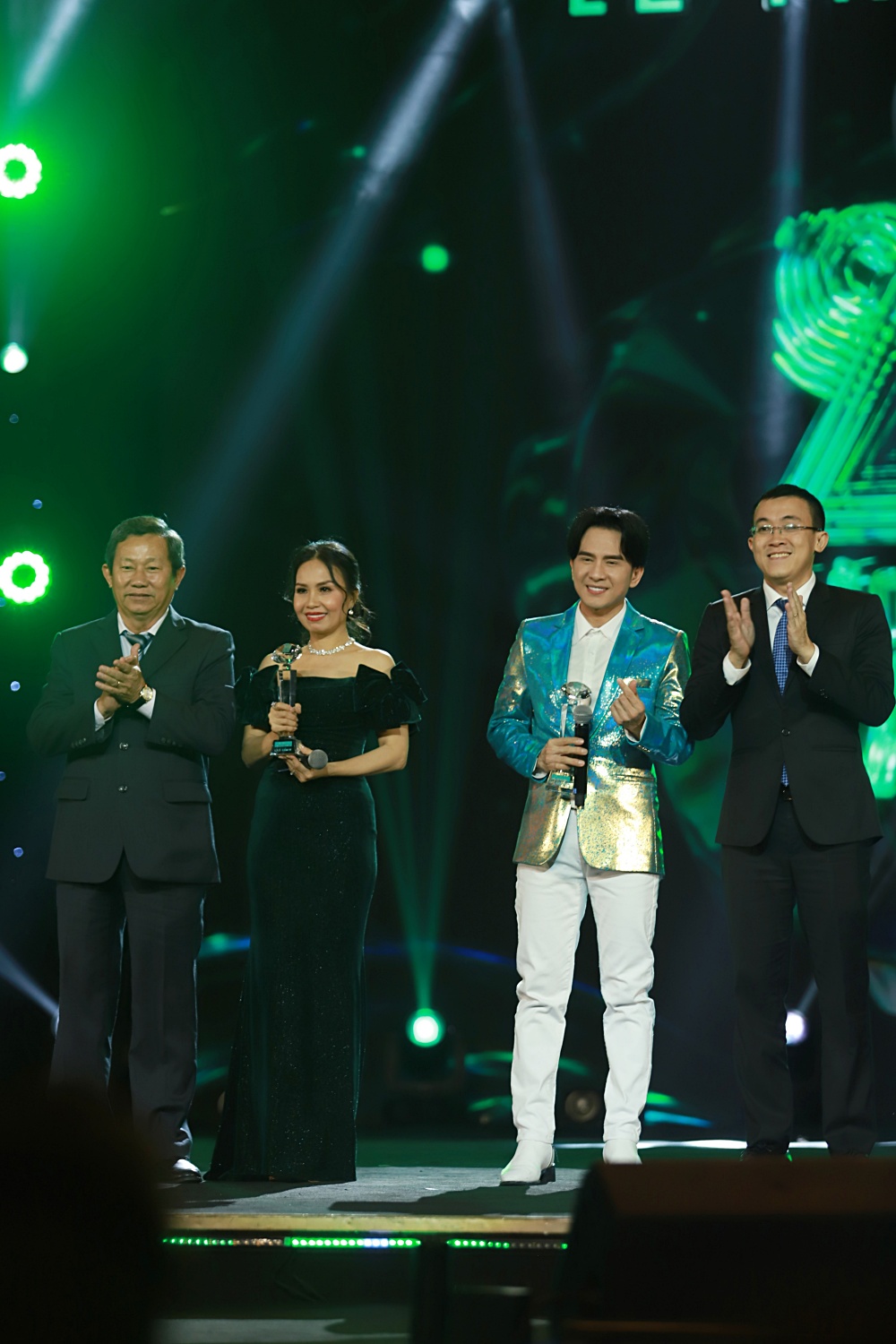 Hoàng Thùy Linh lần thứ 2 đại thắng với Làn Sóng Xanh, Mỹ Tâm nhận giải thưởng đặc biệt - Ảnh 11.