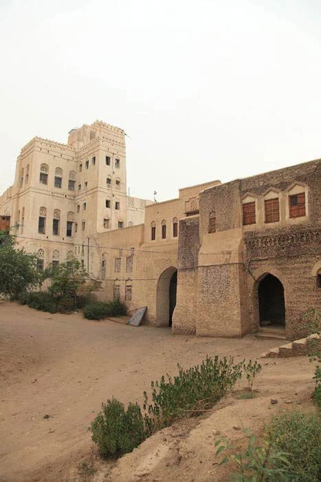 Những ngôi nhà chọc trời bằng bùn đất ở Yemen: Không dùng giàn giáo để xây dựng, phải liên tục được bảo trì vì bị thiên nhiên “tác động” - Ảnh 2.