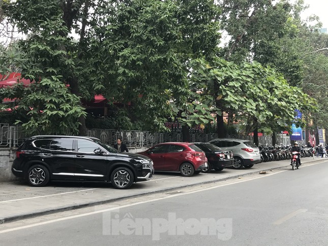 Hà Nội: Quận Hoàn Kiếm giải tỏa 11 điểm trông giữ ô tô trên vỉa hè - Ảnh 1.